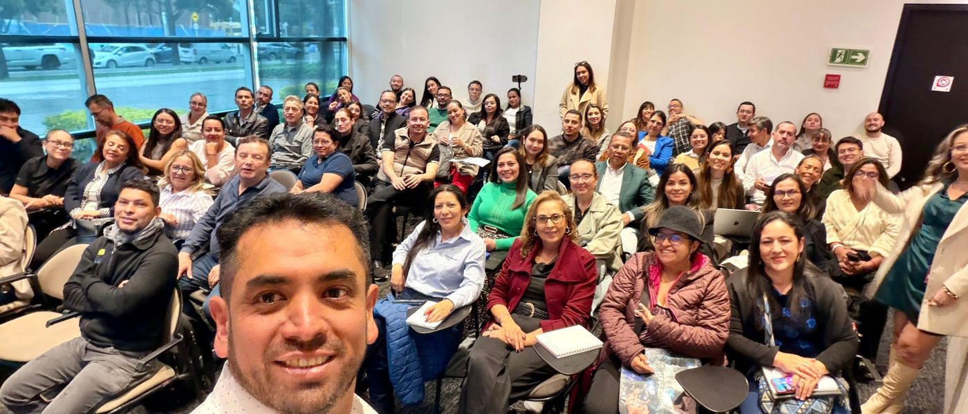Asistentes a una conferencia de ventas de Alexis Peña al cierre de la sesión en Bogotá