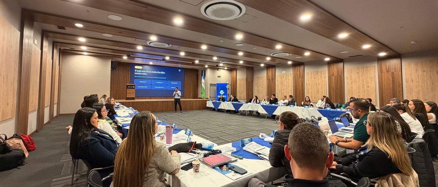 Alexis Peña dictando un entrenamiento comercial en una sala de eventos de Bogotá