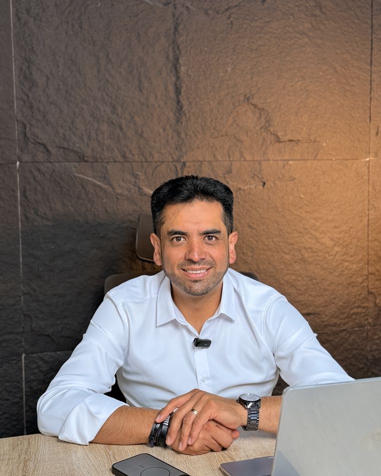 Alexis Peña, speaker de venta consultiva y diagnóstico comercial, en sesión de trabajo