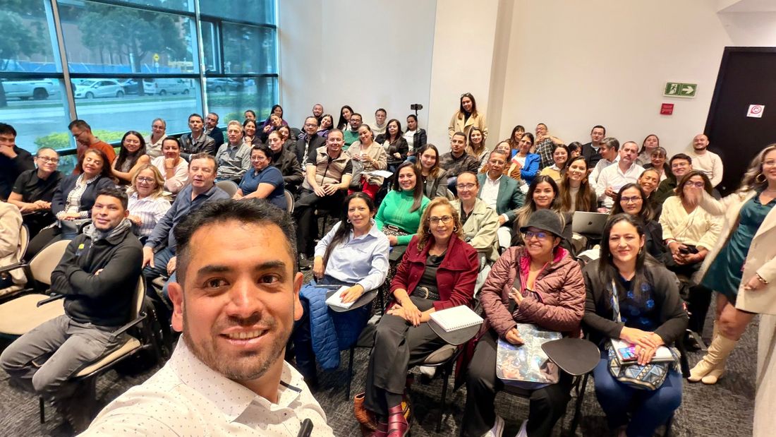 Alexis Peña con el equipo completo al cierre de una conferencia de ventas en Bogotá