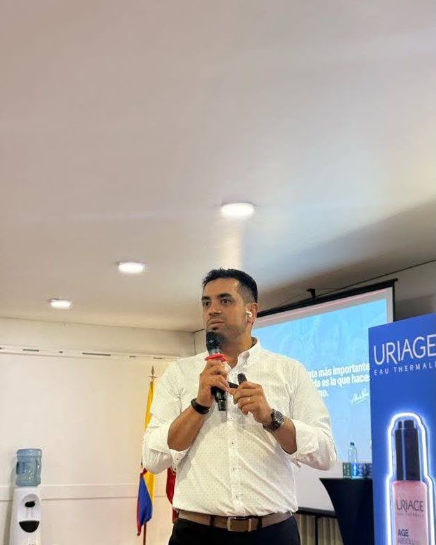 Alexis Peña dictando la conferencia de ventas «Vender empieza adentro» ante un equipo comercial en Bogotá