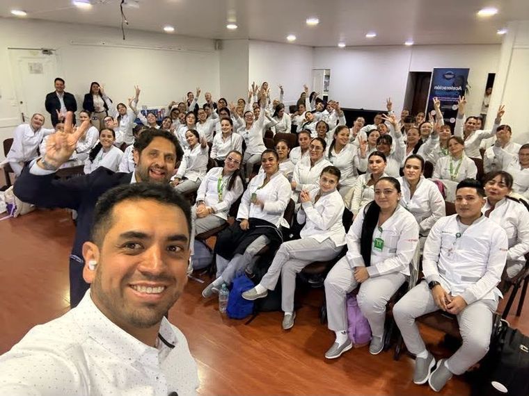 Alexis Peña con la fuerza comercial de un cliente del sector salud tras una conferencia
