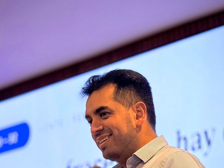 Alexis Peña hablando con micrófono durante una conferencia sobre mentalidad de ventas