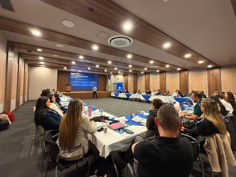 Entrenamiento comercial de Alexis Peña en formato mesa de trabajo con un equipo de ventas