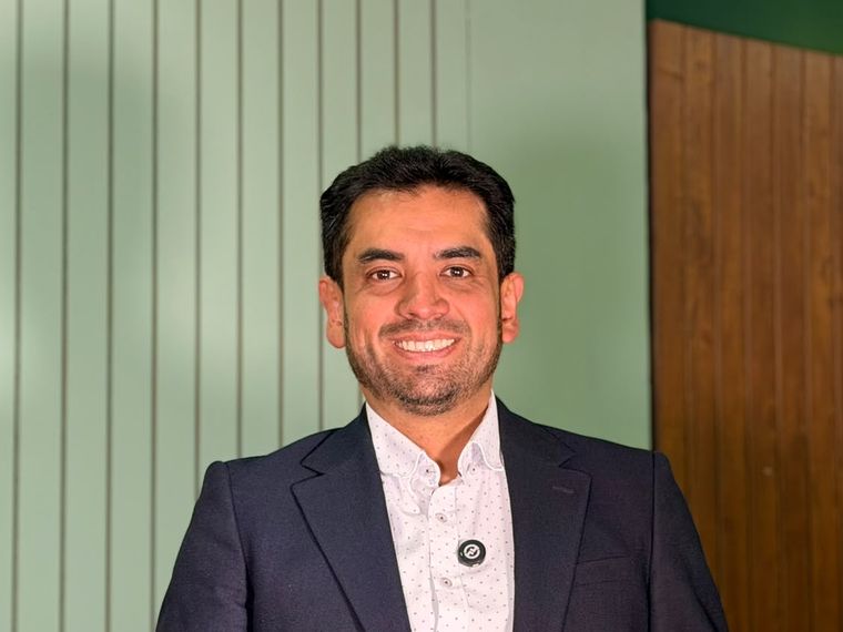 Alexis Peña durante una sesión de entrenamiento comercial para una empresa en Bogotá