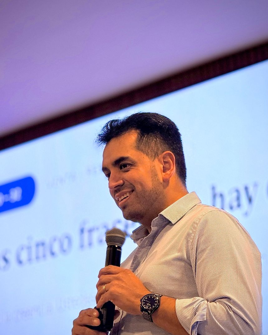 Alexis Peña, conferencista de ventas, dictando una conferencia ante un auditorio corporativo en Bogotá, Colombia