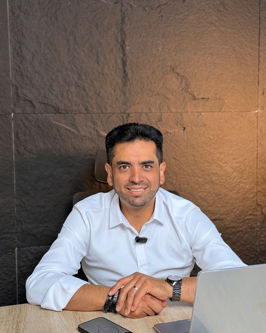 Retrato de Alexis Peña, conferencista y capacitador de ventas, en su oficina de Bogotá